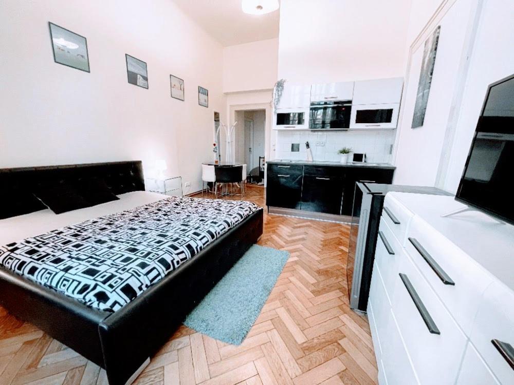 Black & White Flat For 2 / Peaceful / Jewish Quarter Apartamento
