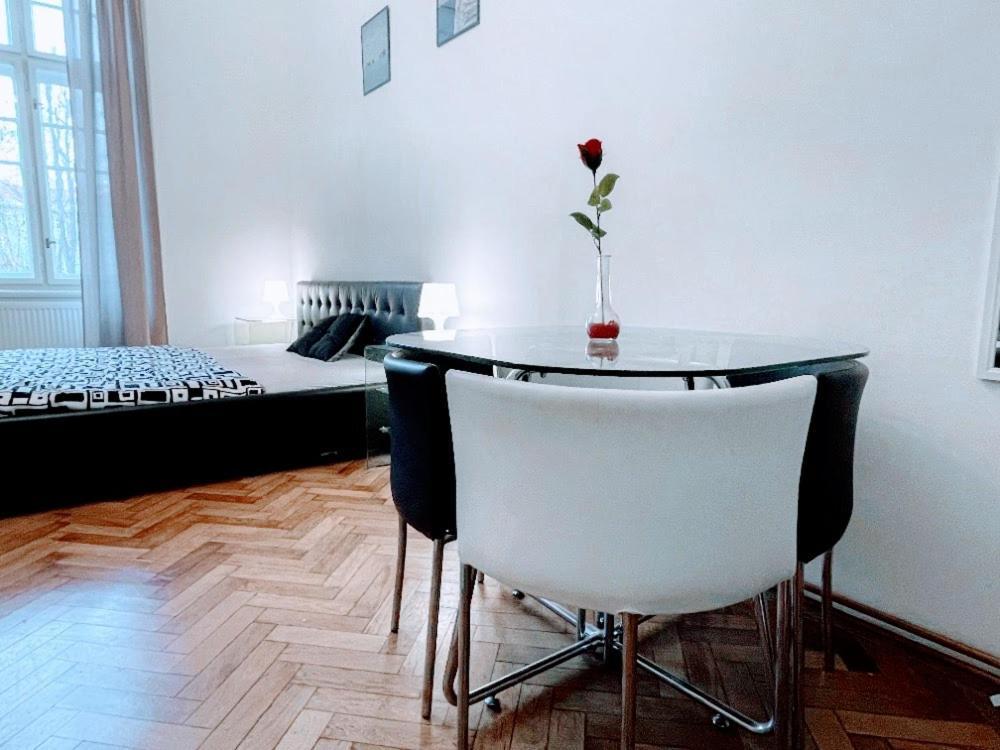Black & White Flat For 2 / Peaceful / Jewish Quarter Appartement *