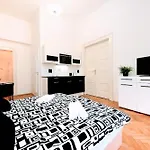 Black & White Flat For 2 / Peaceful / Jewish Quarter