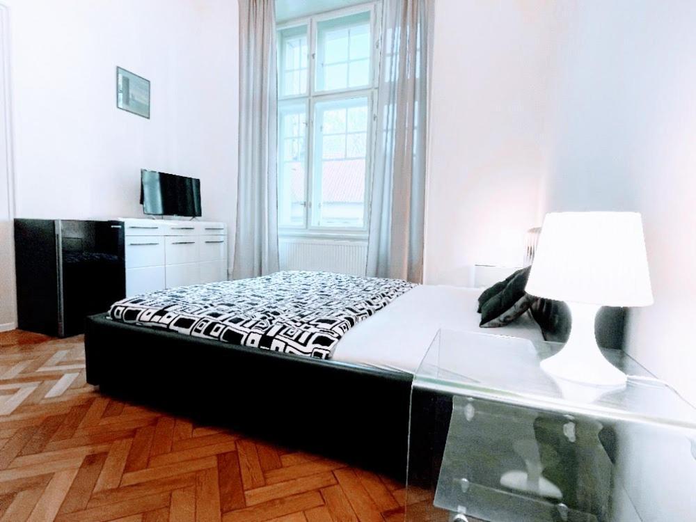 Black & White Flat For 2 / Peaceful / Jewish Quarter Apartment