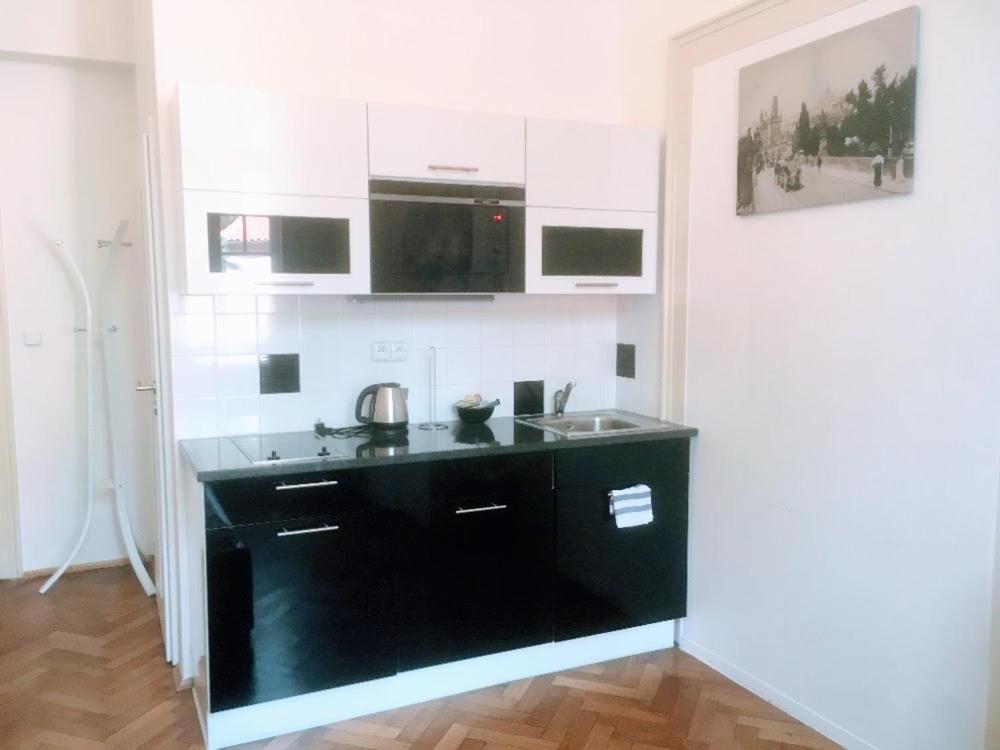 Black & White Flat For 2 / Peaceful / Jewish Quarter Prague