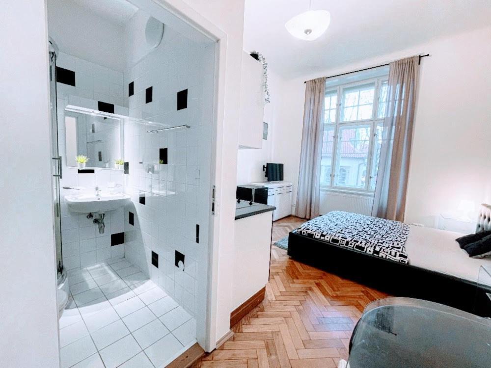 Apartment Black & White Flat For 2 / Peaceful / Jewish Quarter *