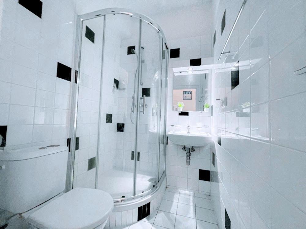 Black & White Flat For 2 / Peaceful / Jewish Quarter Apartment *