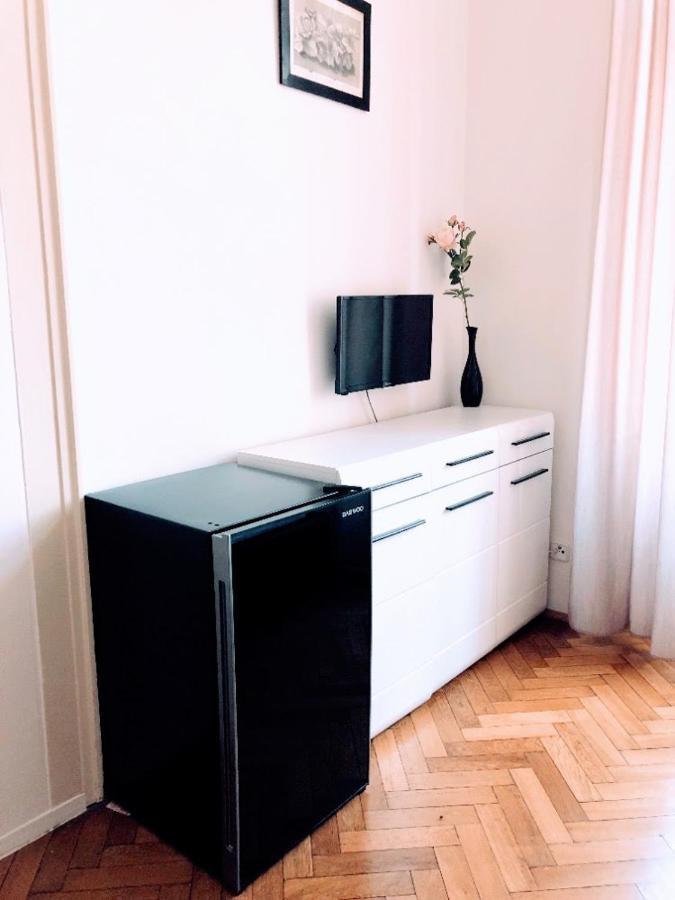 Black & White Flat For 2 / Peaceful / Jewish Quarter Apartment Prague